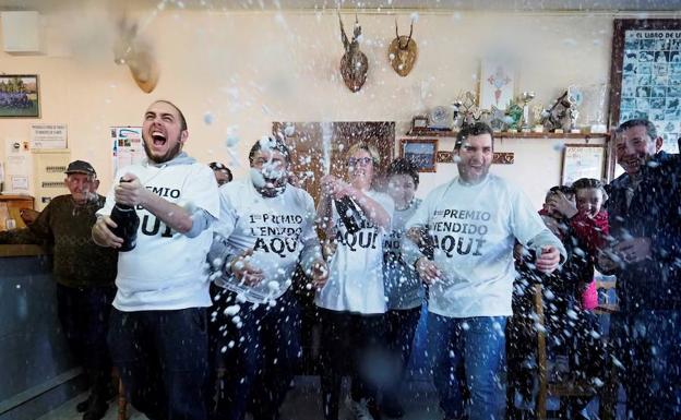 Celebración en el bar Cascudo de San Juan de Alba (Lugo)./Efe