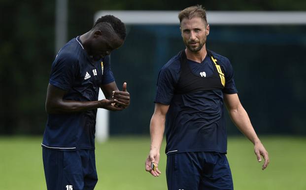 Mariga y Valentini en un entrenamiento del Real Oviedo/Eloy Alonso