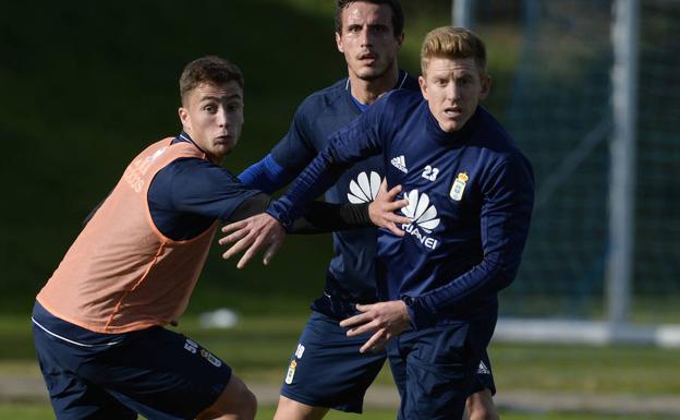 Mossa y Christian Fernández, a la derecha, durante partidillo de entrenamiento con el filial esta semana. /ELOY ALONSO