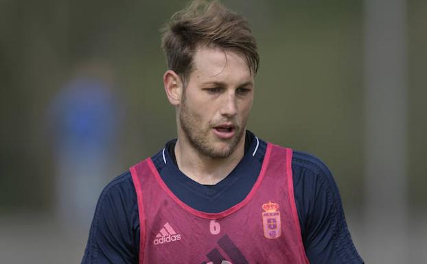 Carlos Hernández, durante el entrenamiento de hoy del Real Oviedo en El Requexón./Eloy Alonso