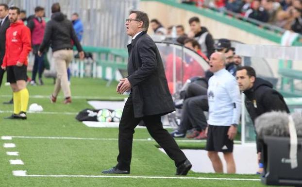 Anquela sale del banquillo para dar una indicación. /JUAN OBRERO