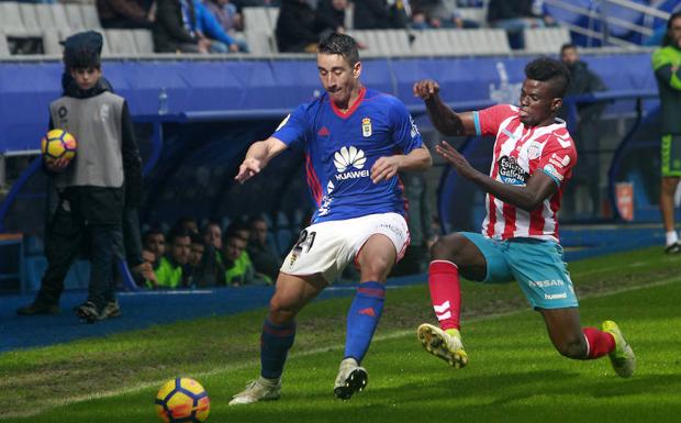 Saúl Berjón en una jugada del partido de Liga de Segunda División entre el Real Oviedo y el Lugo en 2017/