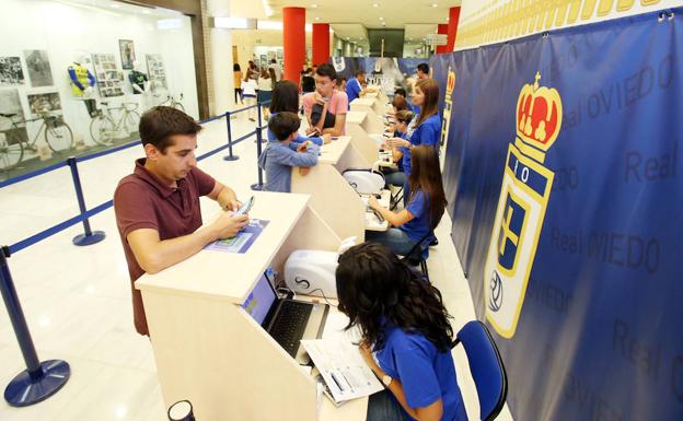 El Real Oviedo lanza una campaña del acompañante para los partidos ante el Nástic y el Valladolid El Real Oviedo lanza una campaña del acompañante para los partidos ante el Nástic y el Valladolid