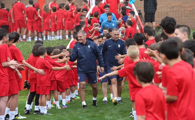 Paco Herrera llega al entrenamiento.
