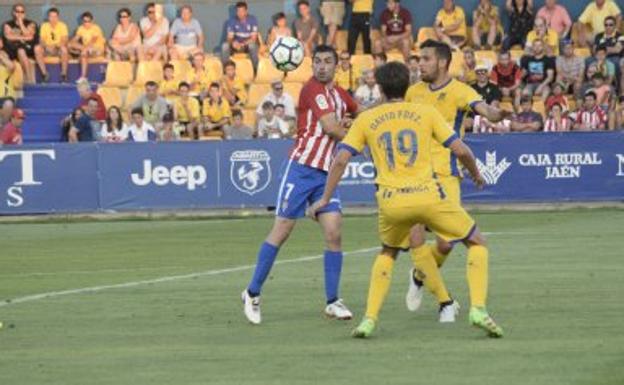 Santos intenta llevarse el balón ante la presencia de David Fernández y Esteban Burgos. :: NEWSPHOTOPRESS
