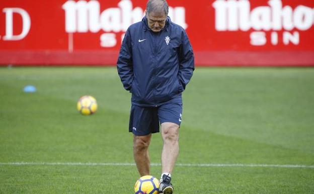 Paco Herrera, durante un entrenamiento en las instalaciones de Mareo.: /ARNALDO GARCÍA