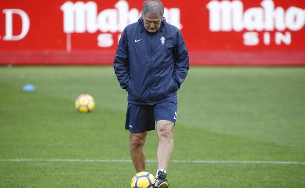 Paco Herrera, durante un entrenamiento en El Molinón. /ARNALDO GARCÍA