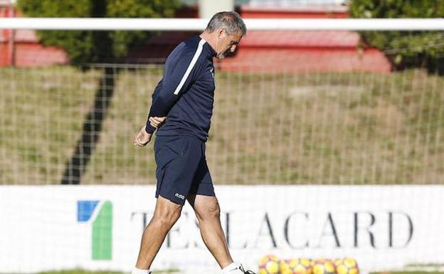 Paco Herrera, pensativo, durante uno de sus últimos entrenamientos. /ARNALDO GARCÍA