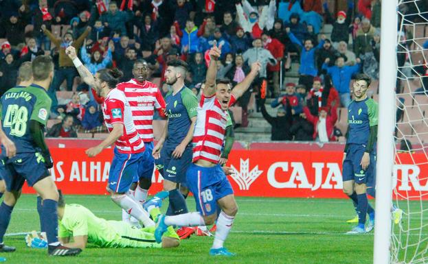 El Sporting recibió el segundo gol en un desafortunado despeje de Álex Pérez que acabó en el fondo de la portería rojiblanca./Ramón L. Pérez