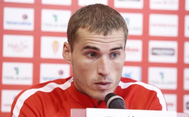Álex Bergatiños, esta mañana, en la sala de prensa del Sporting. Álex Bergatiños, esta mañana, en la sala de prensa del Sporting.