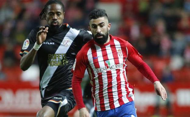 Michael Santos conduce el balón perseguido por Ba./DAMIÁN ARIENZA