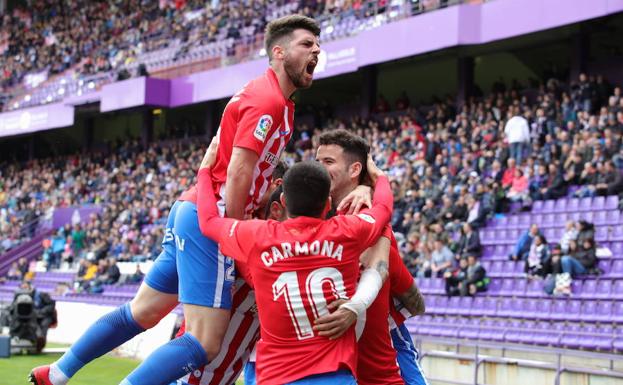 El Sporting abre brecha arropado por la 'Mareona'