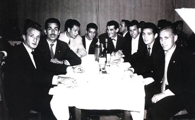 Mansilla es el segundo por la izquierda, junto a Castañer, Vera, Herrero, Barea y Fernando, entre otros, en una cena de celebración de la plantilla/