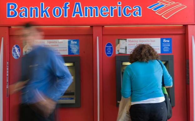 Varios clientes usan los cajeros del Bank of America.