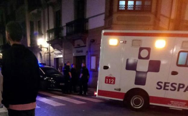 Policía y servicios sanitarios, en la zona donde se produjo la agresión a un joven en Gijón.