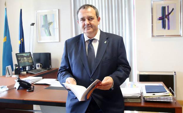 Isaac Pola posa en su despacho.