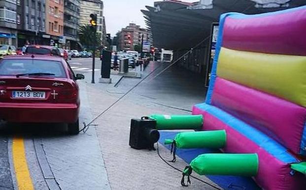 Imagen del hinchable instalado el jueves con la rueda del turismo sujetando uno de los anclajes.