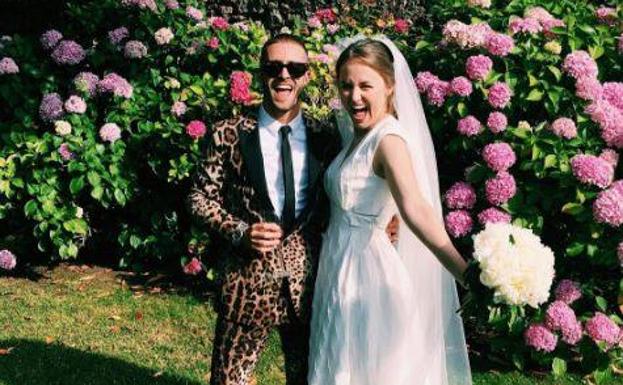 Pelayo Díaz, en una foto con la novia publicada en redes sociales.