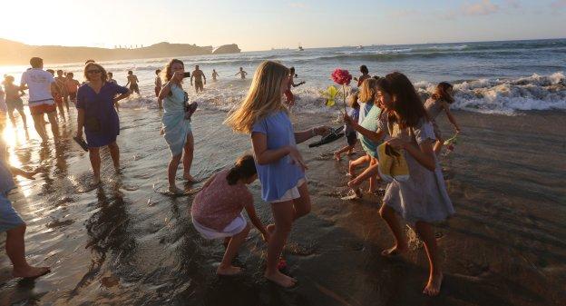 Numerosas personas, en la playa de Salinas.