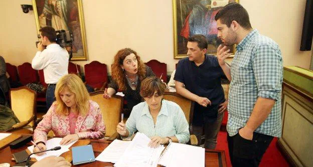 El edil Rubén Rosón conversa con Ana Rivas y Marisa Ponga, ambas sentadas, del PSOE, y con Cristina Pontón, de IU, y Fernando Villacampa, de Somos. 