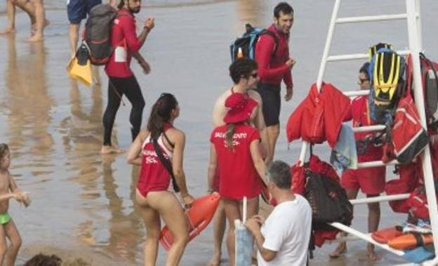 Socorristas en la playa de San Lorenzo de Gijón.