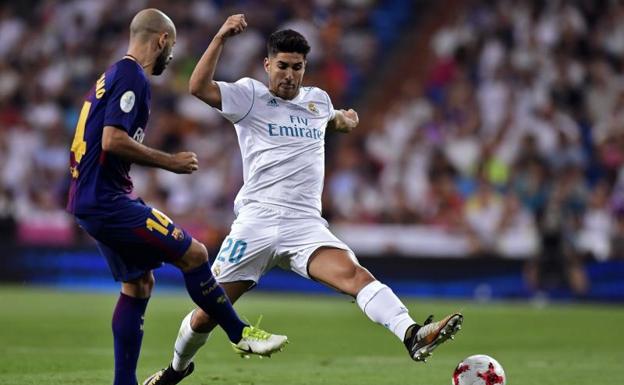 Marco Asensio pelea con Mascherano en el Bernabéu.