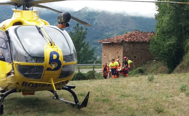 Efectivos del SEPA atendiendo a los heridos.