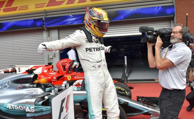 Lewis Hamilton celebra su victoria en el circuito belga.