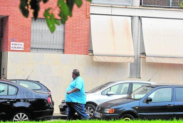 Reguero de sangre que aún se podía observar ayer cayendo desde la casa de la víctima.