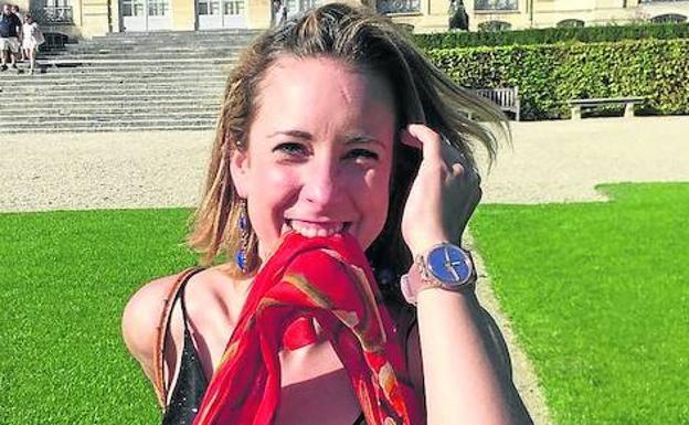 Paule posa junto al museo Rodin de París hace un año.