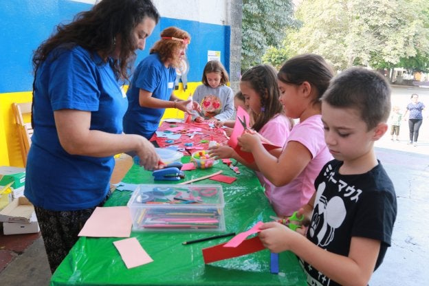 Uno de los talleres, en el parque Jovellanos de Mieres. :: J. M. PARDO