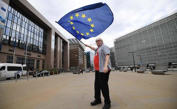 El ministro de Asuntos Exteriores, Boris Johnson, ondea una bandera europea.