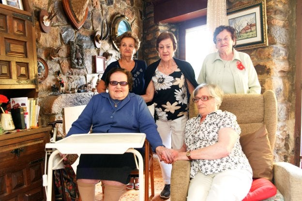 Ángeles García (abajo a la izquierda), junto a sus sobrinas y vecinas en su casa de Pimiango.