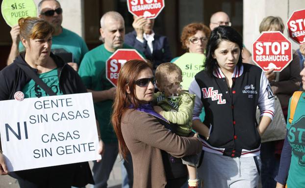 Miembros de la Plataforma de Afectados por la Hipoteca de Asturias paralizan el desahucio en Mieres.