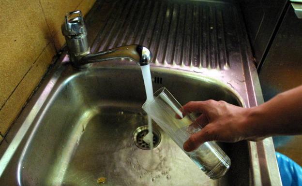 La empresa trata de convencer a los usuarios de Oviedo que el agua que sale de sus grifos es de mala calidad.