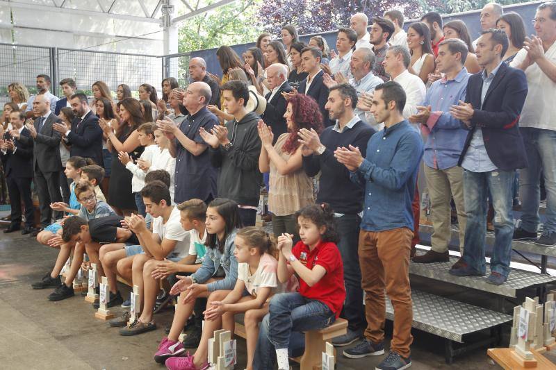 Foto de familia en la sede del club este viernes.