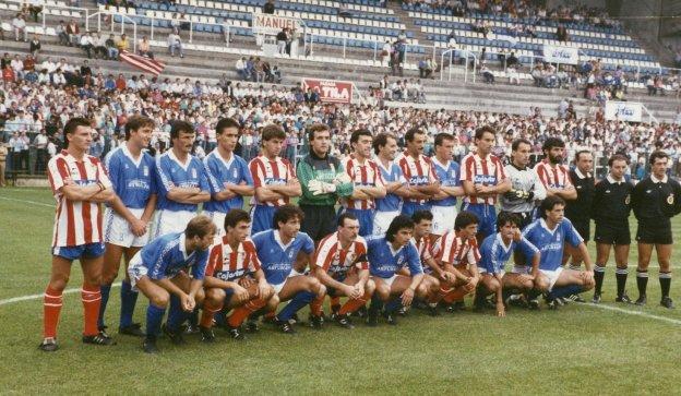 Uno de los derbis disputados en el marco del Torneo Principado, cuando el Real Oviedo volvió aPrimera División bajo la dirección de Vicente Miera. :: E. C.