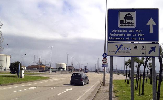 Cartel en el que se anunciaba la autopista del mar cuando estaba operativa.
