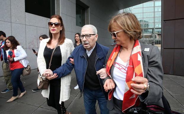 José Ángel Fernández Villa, ayudado por su hija y su procuradora, a su llegada a los juzgados de Oviedo el pasado junio.