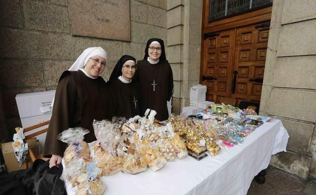 Las hermanas Samaritanas Vanesa, Piedad y Teresa, en Cangas.