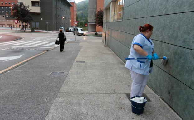 Una mujer limpia la sangre tras el suceso.