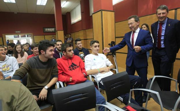 Genaro Alonso y José Ramón Feito llegan al IES Concejo de Tineo para la inauguración oficial del curso de Secundaria y Bachillerato.