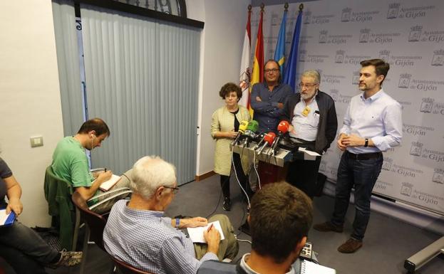 Portavoces de los grupos de la izquierda gijonesa durante la rueda de prensa.