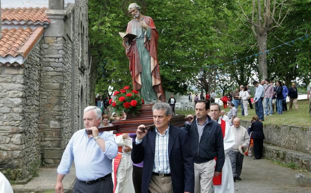 Procesión en las fiestas de San Pedro en Castiello de Bernueces