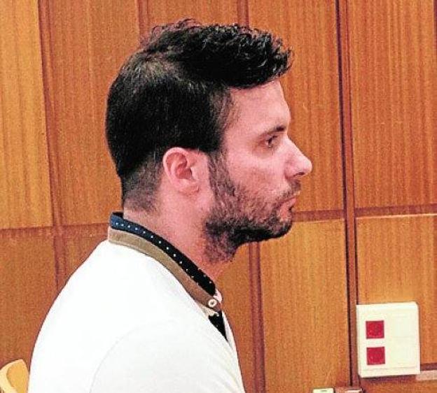 El agente, en el juicio.