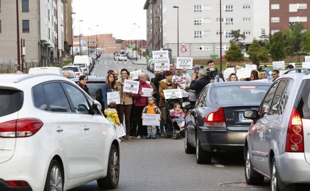 Manifestación de los padres y los alumnos del centro. /ARNALDO GARCÍA