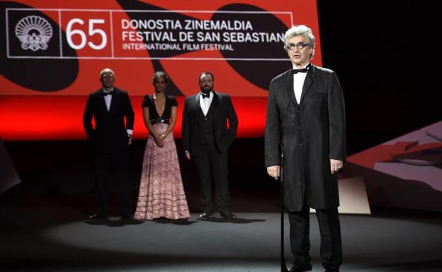 El director alemán Wim Wenders, durante la gala inaugural del Festival de San Sebastián./Ander Gillenea (Afp)