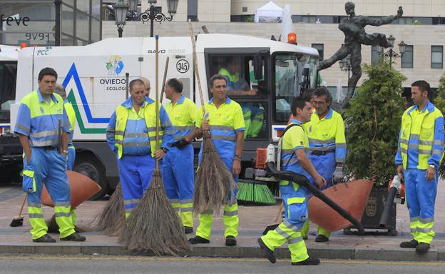 Trabajadores del servicio de limpieza de Oviedo. /Mario Rojas