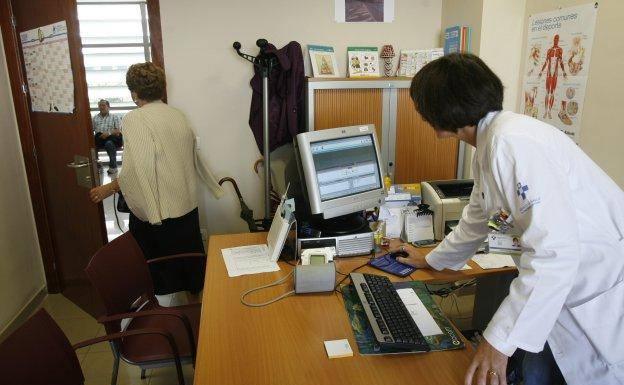 El Principado prevé la convocatoria de 2.781 plazas en la sanidad en los dos próximos años