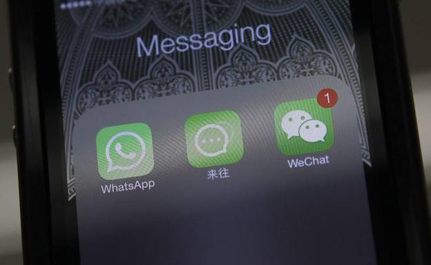 Diferentes aplicaciones de mensajería en un 'smartphone'./Reuters